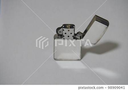Old metal oil lighter [17] 98909041