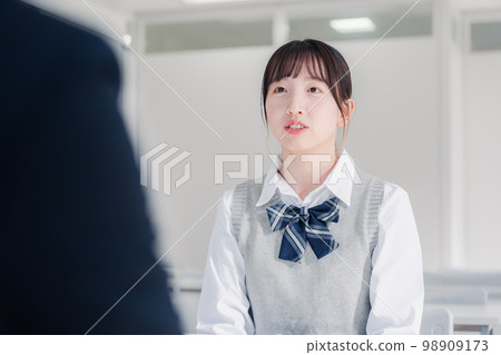 在面試中接受職業指導的女高中生 98909173