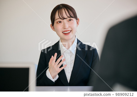 參加公司面試的年輕女性 參加公司面試的年輕女性 98909212