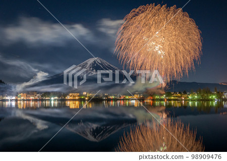 [Yamanashi Prefecture] Lake Kawaguchi Winter Fireworks 98909476