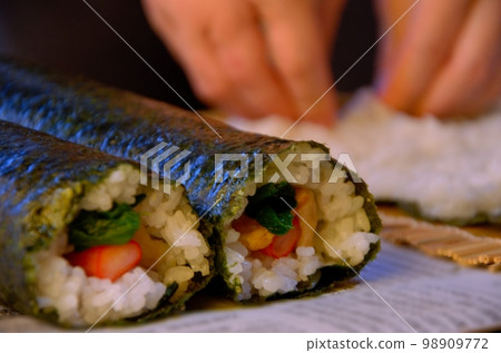 Hand rolled sushi 98909772