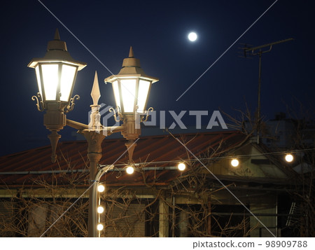 月夜的伊香保溫泉石階上的路燈 98909788