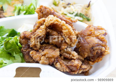 Delicious fried chicken lunch Delicious fried chicken lunch 98909869