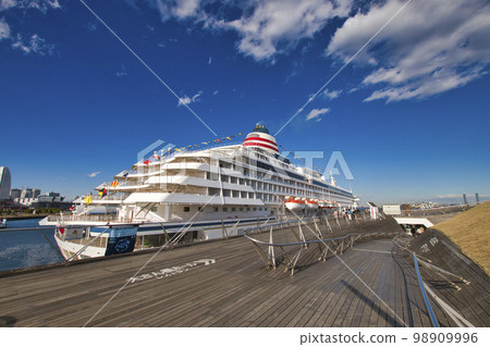 [Yokohama City] Asuka II anchored at Yokohama Port Osanbashi 98909996