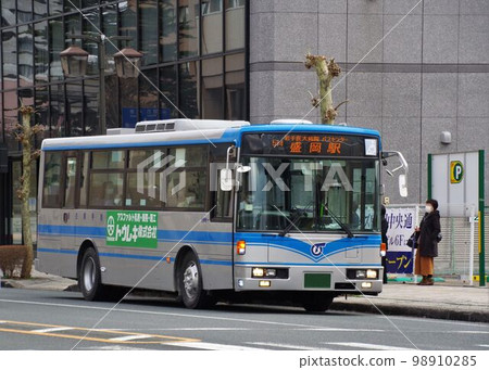 在盛岡市運行的路線巴士，舊岩手縣交通顏色的巴士 98910285