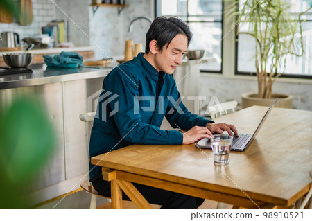 A man who is troubled by the depreciation of the yen and the depreciation of the dollar A man who is troubled by the depreciation of the yen and the depreciation of the dollar 98910521