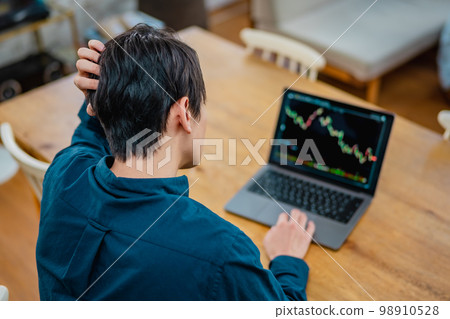 A man who is troubled by the depreciation of the yen and the depreciation of the dollar 98910528