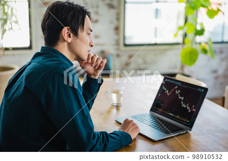 A man who is troubled by the depreciation of the yen and the depreciation of the dollar 98910532