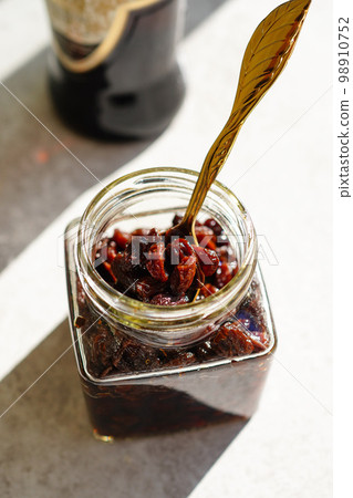 Rum Raisins Raisins Pickled in Rum 98910752
