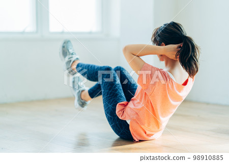 一名年輕女子訓練 98910885