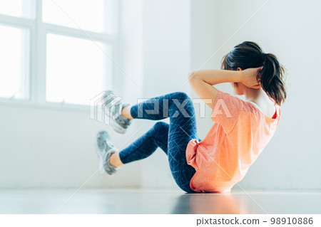 一名年輕女子訓練 98910886