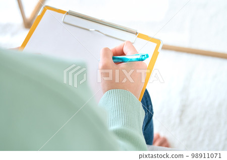 一位年輕女子拿著剪貼板回答調查問卷的部分剪輯 一位年輕女子拿著剪貼板回答調查問卷的部分剪輯 98911071