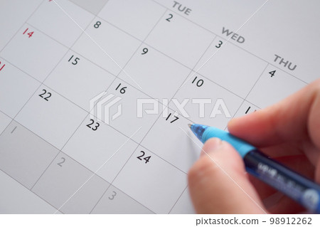 Woman hand with pen writing on calendar date business planning appointment meeting concept Woman hand with pen writing on calendar date business planning appointment meeting concept 98912262