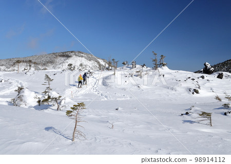 Climbers enjoying the scenery of the snowy mountains (Kitayokodake, Tsuboniwa Nature Park, Chino City, Nagano Prefecture) Climbers enjoying the scenery of the snowy mountains (Kitayokodake, Tsuboniwa Nature Park, Chino City, Nagano Prefecture) 98914112