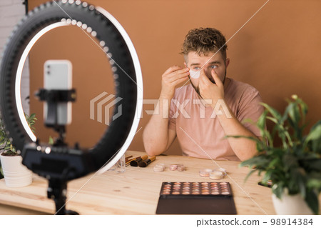 Man make up vlogger recording broadcast about cosmetics and tutorials for make-up artist 98914384