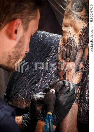 Professional tattoo artist 98914769