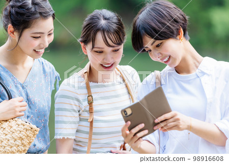 與朋友一起遊覽觀光景點的少女之旅 與朋友一起遊覽觀光景點的少女之旅 98916608