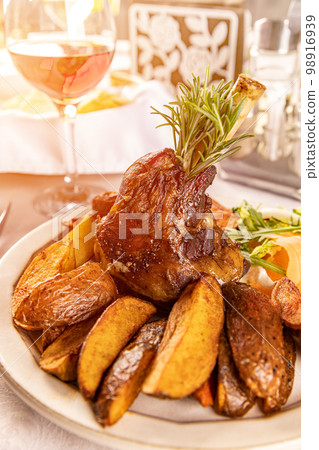 Lamb knuckle with roasted potatoes 98916939