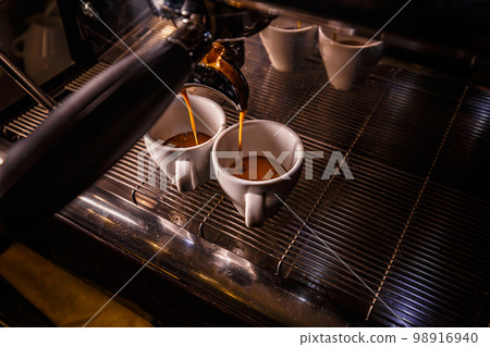 Brewing two espresso's 98916940