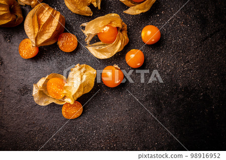Cape gooseberries with calyx 98916952