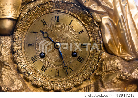Deal of vintage table clock with brass decoration and roman numerals Deal of vintage table clock with brass decoration and roman numerals 98917215