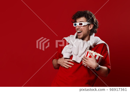 laughing man in 3d-glasses, t-shirt with big bucket of popcorns 98917361