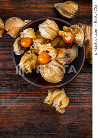 Yellow cape gooseberries 98917752
