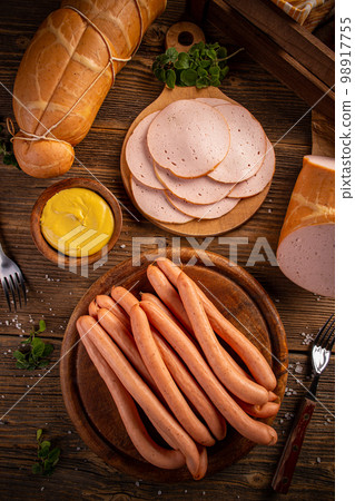 Deli meat slices and Frankfurter sausages 98917755