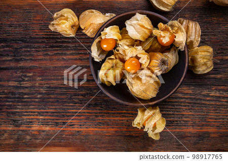 Cape gooseberries with calyx 98917765