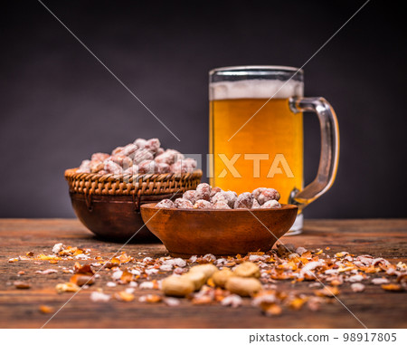 Beer and peanuts 98917805
