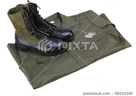 US army utility uniforms shirt and jungle boots with dog tags 98920390