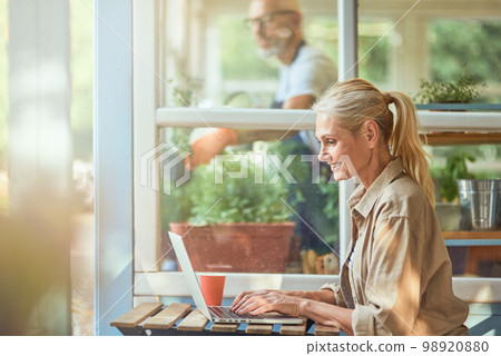 Middle aged caucasian business woman working on computer 98920880