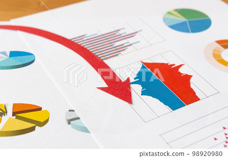 Graph and descending arrow Population pyramid Rapid drop Declining birthrate Falling to the right Graph and descending arrow Population pyramid Rapid drop Declining birthrate Falling to the right 98920980