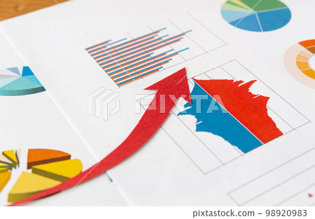圖和上升箭頭 老齡化人口金字塔 快速上升 快速增加 98920983