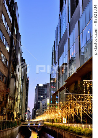 Night view of high-rise office buildings and commercial complexes around Shibuya Station 98921334
