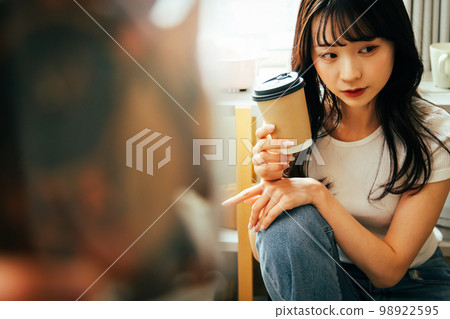 Young woman lifestyle high contrast 98922595