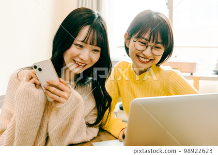 考慮旅行計劃的婦女 98922623