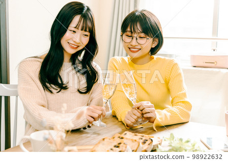 女孩在家共享房子的夜晚 98922632