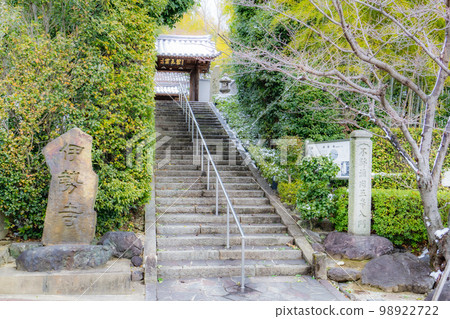 The main gate of Ise-ji Temple, an ancient temple related to Ise, a female poet of the Heian period. The main gate of Ise-ji Temple, an ancient temple related to Ise, a female poet of the Heian period. 98922722