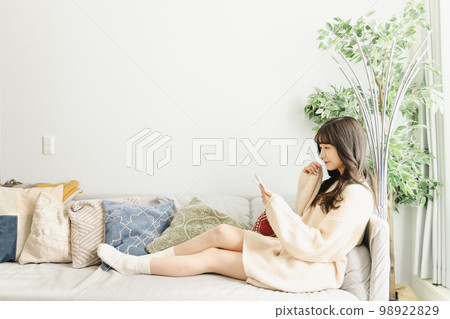 放鬆在沙發的婦女 放鬆在沙發的婦女 98922829