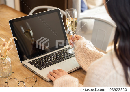 Remote drinking Remote drinking 98922830