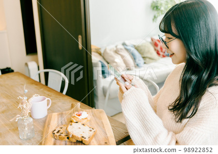拍攝光榮照片的年輕女子 拍攝光榮照片的年輕女子 98922852