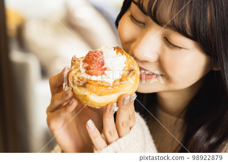 吃甜食的女孩 98922879
