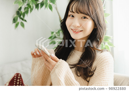 Woman relaxing on the sofa 98922880