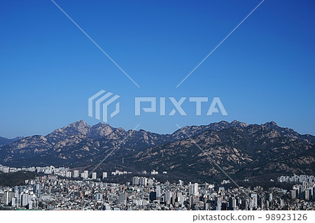 Bukhansan seen from Bongsan Bukhansan seen from Bongsan 98923126