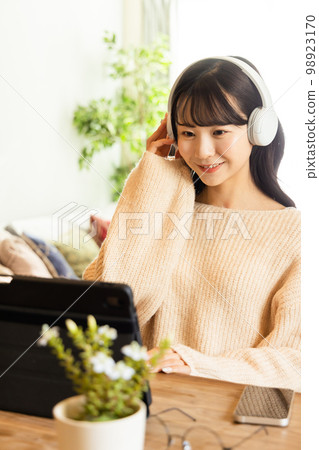 College students enjoying videos and music on tablets 98923170