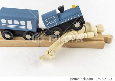畫洋娃娃和玩具火車。人身傷害圖片 98923293