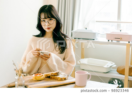 拍攝光榮照片的年輕女子 98923346