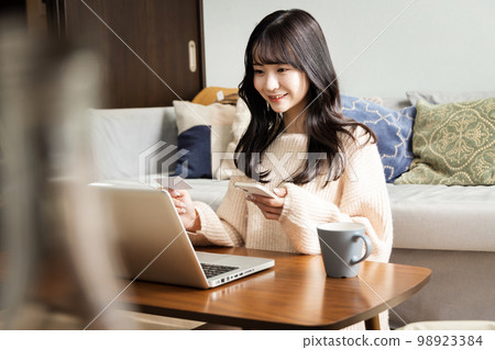 Young women shopping online 98923384