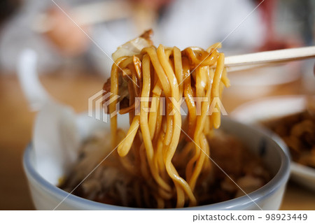 黑石炒麵 (Kuroishi tsuyu yakisoba) 用筷子 98923449